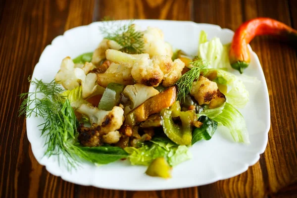 Warm salad with cauliflower and sweet pepper — Stock Photo, Image