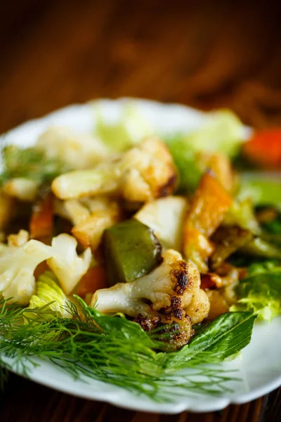 Ensalada caliente con coliflor y pimiento dulce —  Fotos de Stock