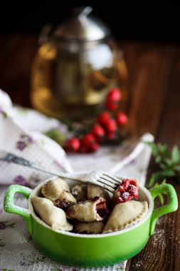 kiraz bir kase ile tatlı köfte