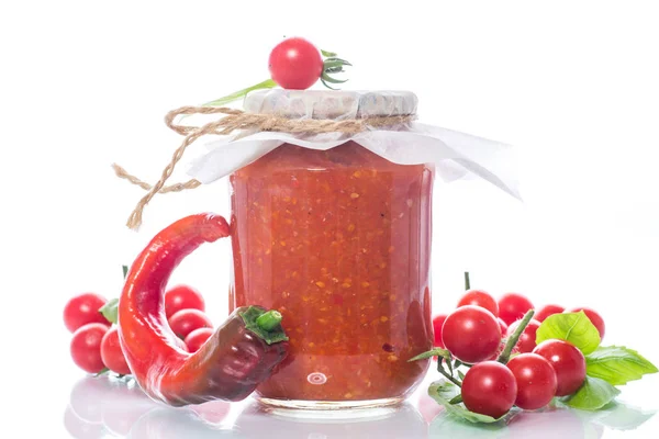 Hausgemachte Bio-Tomatensauce im Glas — Stockfoto