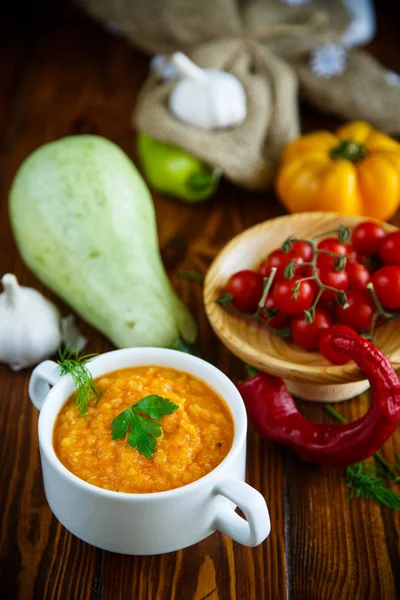 Stuvade ångkokt zucchini med grönsaker — Stockfoto