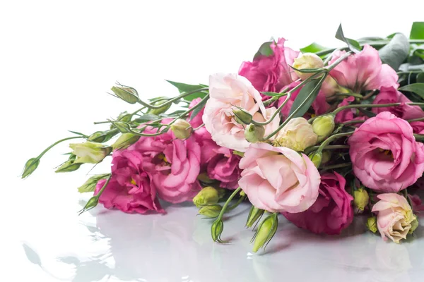 Schöner Strauß rosa Lisianthus-Blüten — Stockfoto