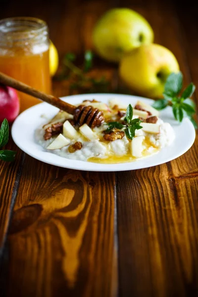 Sweet milk oatmeal with apples, nuts and honey — Stock Photo, Image