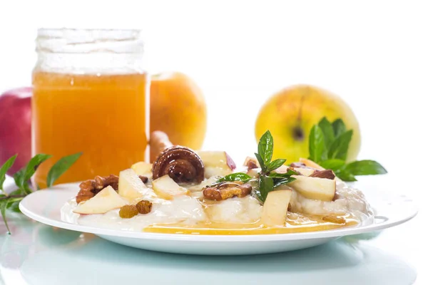 苹果、坚果和蜂蜜的甜牛奶燕麦片 — 图库照片