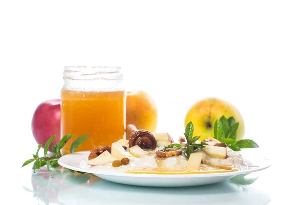 Harina de avena con leche dulce, manzanas, frutos secos y miel —  Fotos de Stock