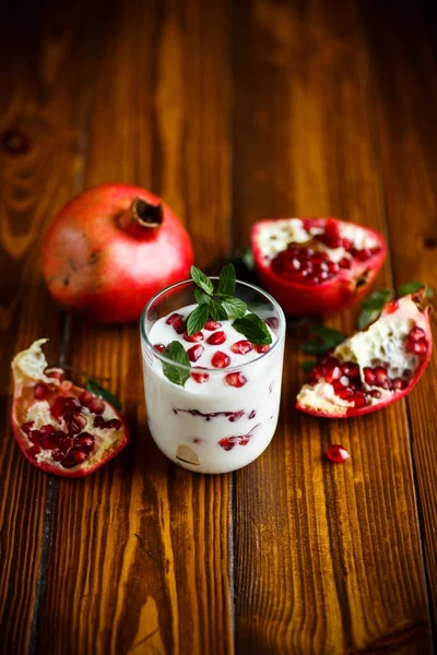 Yogurt dolce fatto in casa con melograno — Foto Stock