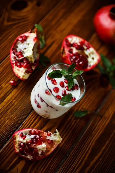 Zoete zelfgemaakte yoghurt met granaatappel — Stockfoto
