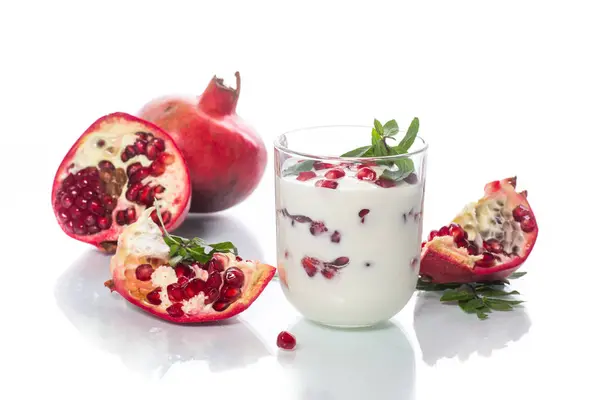 Iogurte caseiro doce com romã — Fotografia de Stock