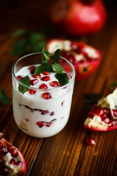 Yogurt casero dulce con granada — Foto de Stock