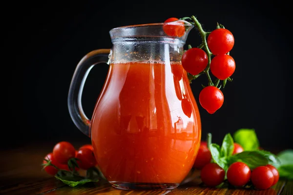 Домашний натуральный томатный сок в графине — стоковое фото
