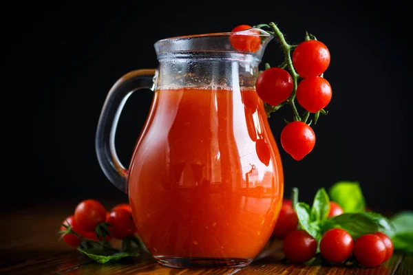 Sumo de tomate natural caseiro em um decantador — Fotografia de Stock