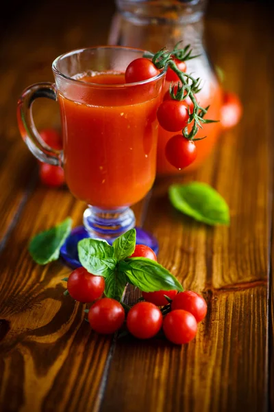 Sumo de tomate natural caseiro em um decantador — Fotografia de Stock