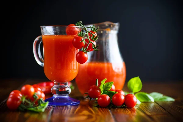 Pomidorowa naturalny sok w decanter — Zdjęcie stockowe