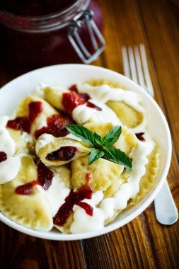 Çilek ve krema ile ev yapımı tatlı köfte