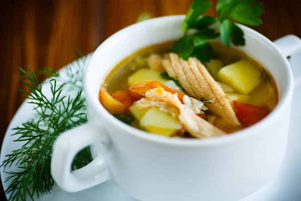 Fiskesuppe med grønnsaker i en tallerken – stockfoto
