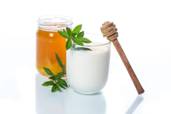 Zoete zelfgemaakte yoghurt met honing — Stockfoto