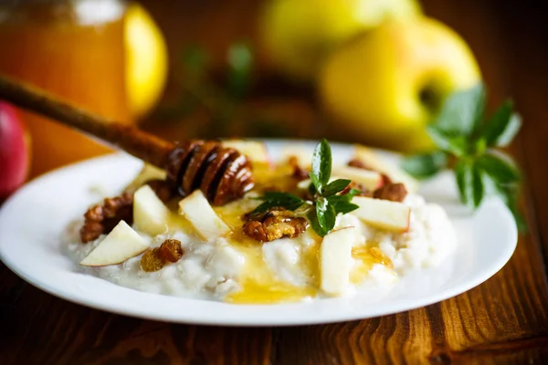 Farina d'avena dolce al latte con mele, noci e miele — Foto Stock