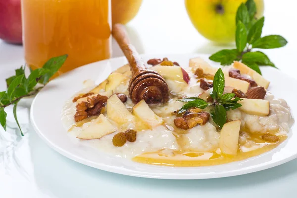 Sweet milk oatmeal with apples, nuts and honey — Stock Photo, Image