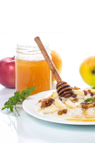 Harina de avena con leche dulce, manzanas, frutos secos y miel —  Fotos de Stock