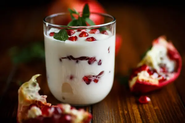 Yogurt dolce fatto in casa con melograno — Foto Stock