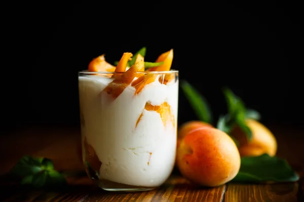 Сладкий греческий йогурт с абрикосами — стоковое фото