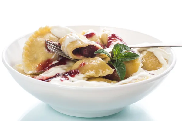 Homemade sweet dumplings with berries and sour cream — Stock Photo, Image