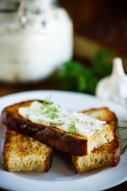 Sarımsaklı kızarmış tost, sandviç peynir erimiş