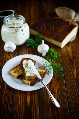 Sarımsaklı kızarmış tost, sandviç peynir erimiş