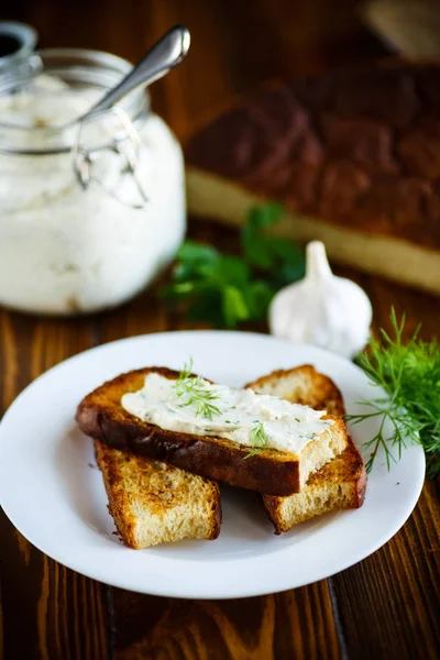 Sarımsaklı kızarmış tost, sandviç peynir erimiş — Stok fotoğraf