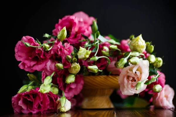 Belo buquê de flores lisianthus rosa — Fotografia de Stock