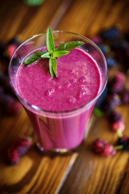 Karadut gelen tatlı berry güler yüzlü