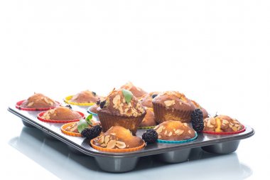 içinde çilek ile tatlı çörek