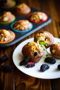 içinde çilek ile tatlı çörek