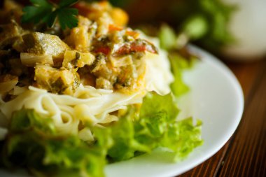 Patlıcan soslu haşlama ev yapımı erişte