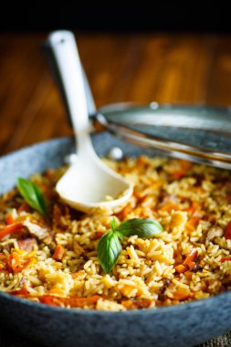 Sığır eti, havuç, soğan, sarımsak, biber ve kimyon ile pilav.