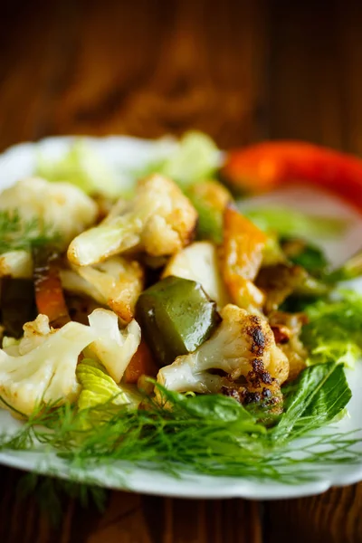Теплый салат с цветной капустой и сладким перцем — стоковое фото