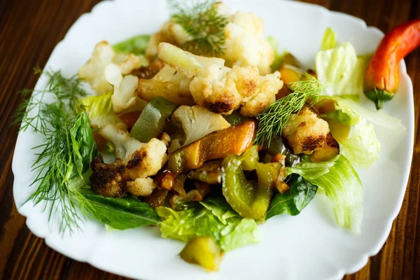 Salada quente com couve-flor e pimenta doce — Fotografia de Stock