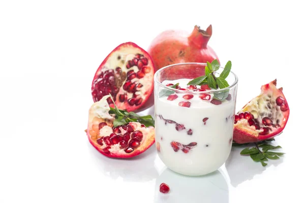 Süßer hausgemachter Joghurt mit Granatapfel — Stockfoto