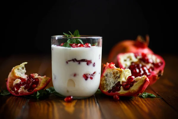 Söta hemmagjord yoghurt med granatäpple — Stockfoto