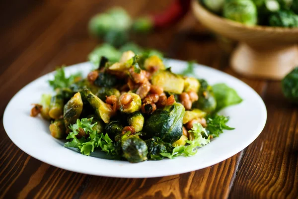 Brussels sprouts fried with beans close-up — Stock Photo, Image