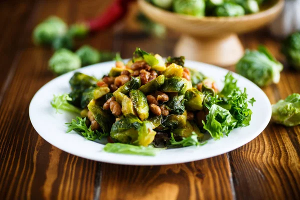 Brussels sprouts fried with beans close-up — Stock Photo, Image