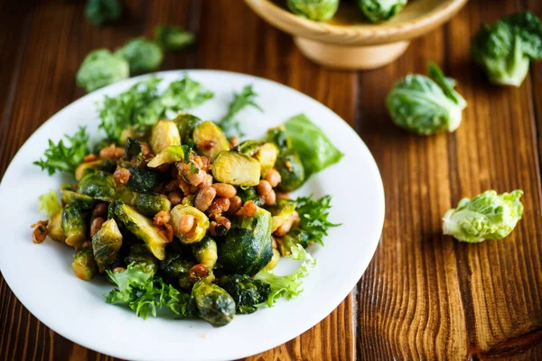 Brotes de Bruselas fritos con frijoles de cerca — Foto de Stock