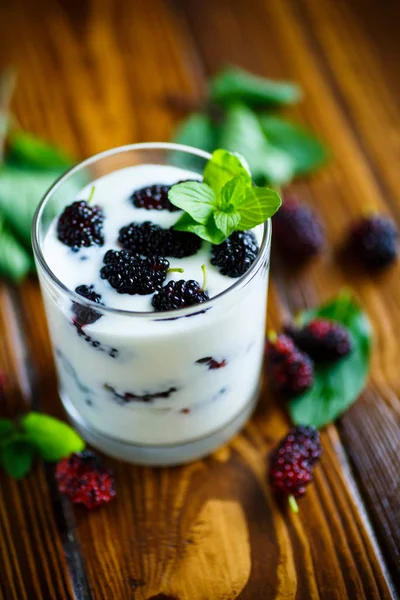 Sweet Greek yogurt with mulberry berries — Stock Photo, Image