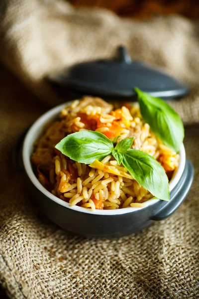 Pilaf com carne bovina, cenoura, cebola, alho, pimenta e cominho . — Fotografia de Stock