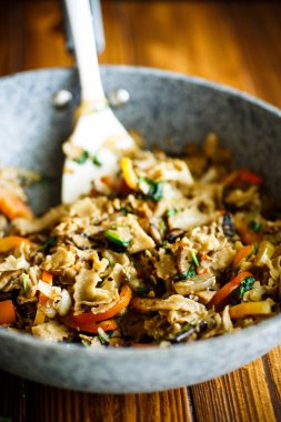 Kızarmış yağlı mantar ve sebze ile buğday noodle