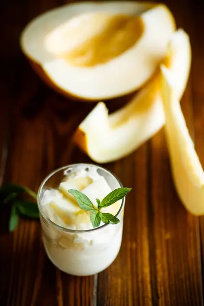 Hausgemachter Joghurt mit Scheiben reifer Melone — Stockfoto