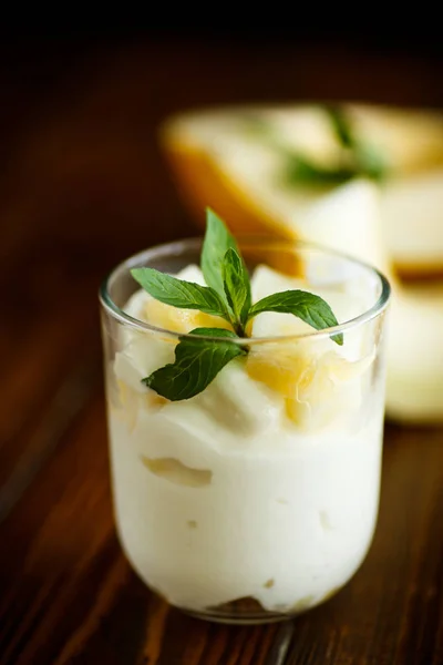 Yogur casero con rodajas de melón maduro — Foto de Stock