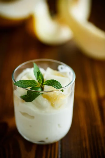 Hemgjord yoghurt med skivor av mogen melon — Stockfoto