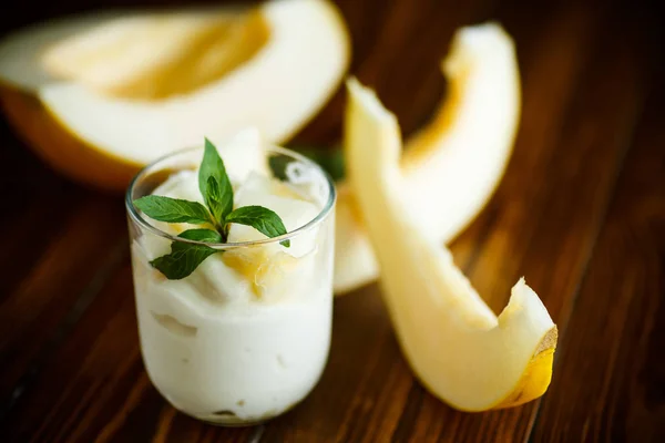 Homemade yogurt with slices of ripe melon — Stock Photo, Image