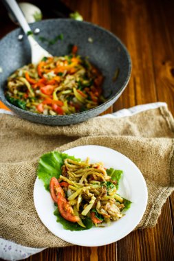 Sıcak yaz salata domates ile kızarmış sebze